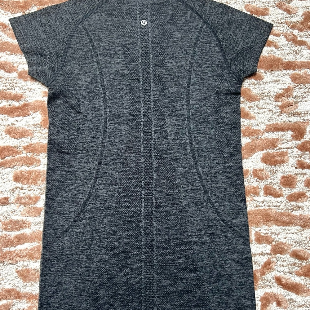Lululemon Swiftly Tech Short Sleeve Crew 20Y Collection – Size 8 - Picture 4 of 4